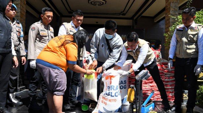 Reka ulang tersangka pengemasan ulang beras Bulog jadi beras premium di Kabupaten Malang