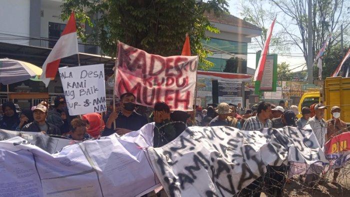 Ribuan Warga Desa Mundurejo Kecamatan Umbulsari Jember demo di Kantor Kejaksaan Negeri Jember, Selasa (18/7/2023)