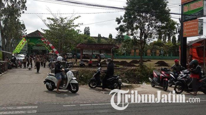 Sebanyak 10 siswa MTsN 4 Tulungagung di Jalan Raya Bandung-Durenan Desa Suruhan Lor, Kecamatan Bandung, Kabupaten Tulungagung, Jawa Timur, keracunan, Sabtu (16/9/2023).