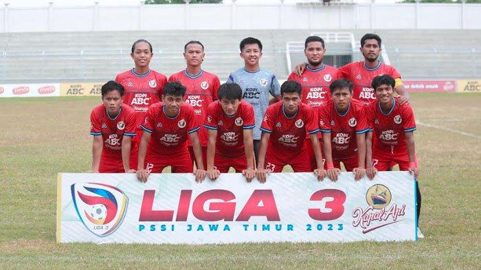 11 pemain NZR Sumbersari FC saat berlaga di kompetisi Liga 3 Jatim di Banyuwangi, 2023. Tim asal Malang ini memastikan lolos dari putaran grup Liga 3 Jatim dan bersiap hadapi babak 28 besar.