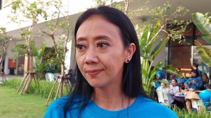 PENYEBAB CERAI - Artis Asri Welas membongkar alasan di balik perceraiannya dengan Galiech Ridha. Asri mengaku selama 17 tahun menikah tak pernah dicariin oleh Galiech. Hal ini diungkapkan di kanal YouTube Melaney Ricardo, Rabu (26/2/2025).