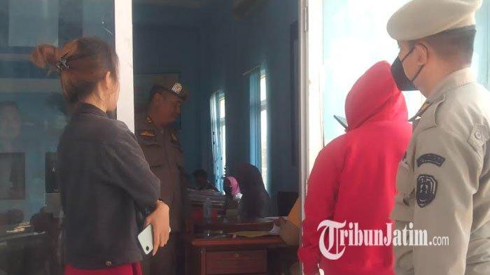 Dua wanita yang terjaring razia saat dikirim ke Dinas Sosial Pemkab Situbondo, Senin, (6/11/2023).