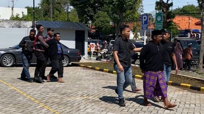 Satuan Reskrim bersama Satuan Sabhara Polres Bangkalan mengamankan tiga pria atas kepemilikan senjata tajam saat terjadi keributan di halaman parkir Mi Gacoan, Jalan Trunojoyo, Kelurahan Pejagan, Bangkalan, Sabtu (30/11/2024).