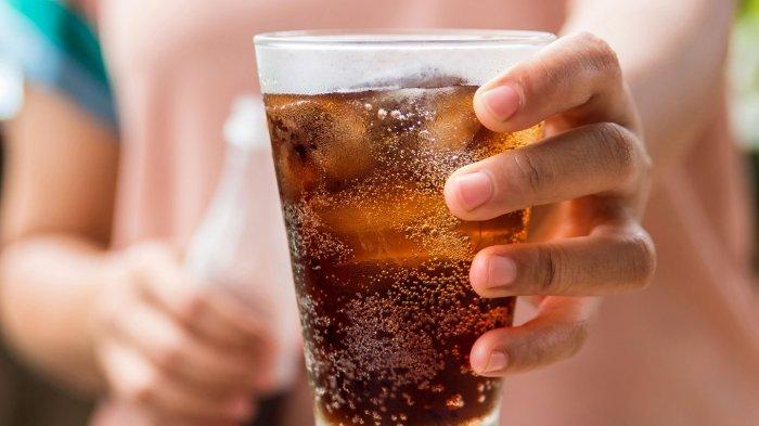 7 bahaya konsumsi minuman bersoda setiap hari, dari obesitas hingga picu kanker.
