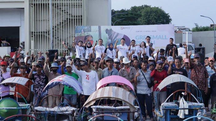75 tukang becak mendapatkan bantuan sembako dalam program CSR Gressmall Gresik di momen Ramadan, Jumat (5/4/2024).