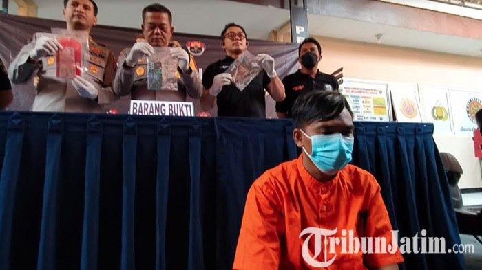 AP, pria pengantar galon dan elpiji di Surabaya yang nyambi jualan chip judi online saat ditangkap Tim Antibandit Polsek Tandes Surabaya, Senin (30/10/2023).