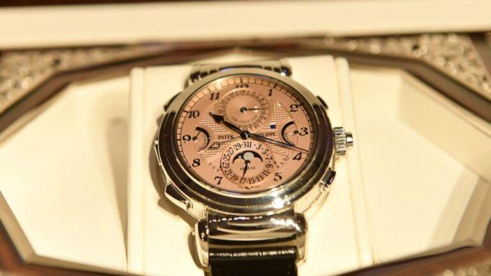 ART MENCURI - Patek Philippe Grandmaster Chime Only One ref 6300A-010 (2019). Foto ilustrasi untuk berita ART di apartemen kawasan Kebayoran Lama, Jakarta Selatan curi jam tangan majikan seharga Rp 3 miliar pada Jumat (14/3/2025). Jam tangan itu kemudian dijual dengan harga lebih murah.