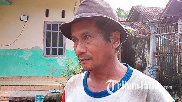 ADIK KANDUNG - Adik kandung Imam Syafii, Miswanto, saat berada di rumah duka Imam Syafii di Desa/Kecamatan Umbulsari, Jember, Jawa Timur, Kamis (12/6/2025). Imam Syafii merupakan Ketua RW 23 Dusun Sumberejo, Desa Umbulsari yang tewas dibunuh anaknya.