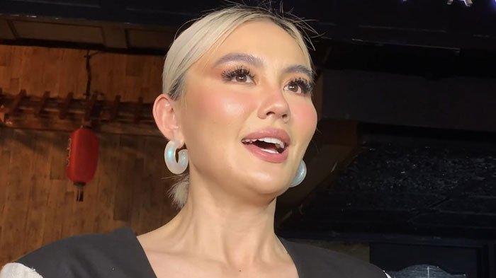 AGNEZ MO DIGUGAT - Penyanyi Agnez Mo dalam acara Anniversary Eventori ke-3 di Bengkel Space, SCBD, Jakarta Selatan, baru-baru ini. Agnez harus membayar Rp 1,5 Miliar ke pencipta lagu, Ari Bias karena menyanyikan lagu Bilang Saja, Senin (3/2/2025).