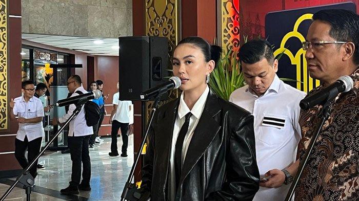 Agnez Mo menyambangi Kementerian Hukum di daerah Kuningan, Jakarta Selatan, Rabu (19/2/2025). Agnez diwajibkan membayar royalti Rp1,5 miliar kepada pencipta lagu Ari Bias atas lagu Bilang Saja.