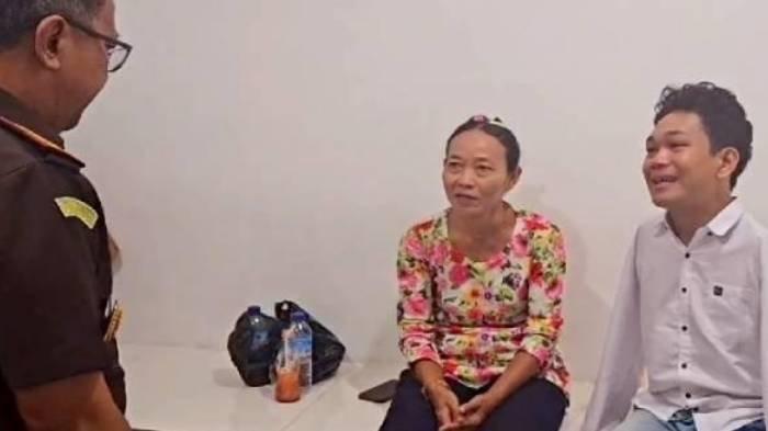 I Wayan Agus Suartama alias Agus Buntung didampingi ibunya, saat berada di ruang tahanan Kejari Mataram sebelum dipindahkan ke Lapas Kuripan Kabupaten Lombok Barat, Kamis (9/1/2025).