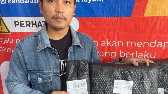 PAKET - Agus Harianto warga Lumajang menunjukkan bungkus paket yang berisi barang barang elektronik misterius secara bertubi-tubi. Pria yang dikenal sebagai konten kreator itu telah melaporkan kasus ini ke kepolisian.