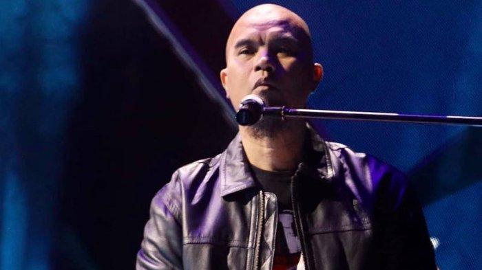 Ahmad Dhani menulis lirik lagunya telah melampaui dimensi lain, berada di level makrifat.