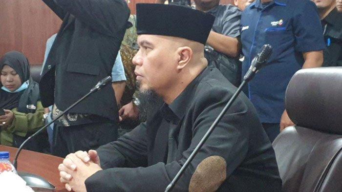 DAPAT SANKSI - Musisi sekaligus anggota DPR RI, Ahmad Dhani dalam sidang MKD, di Gedung DPR, Jakarta, Rabu (7/5/2025). Dhani dapat sanksi teguran lisan. Meski begitu, ia masih berani tantang Komnas Perempuan untuk debat soal etika dan moral.
