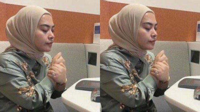 LUPA PIN - Adik Syahrini, Aisyahrani nyaris tak bisa bayar belanjaan di Singapura karena lupa pin ATM. Ia pun panik, Senin (7/4/2025).