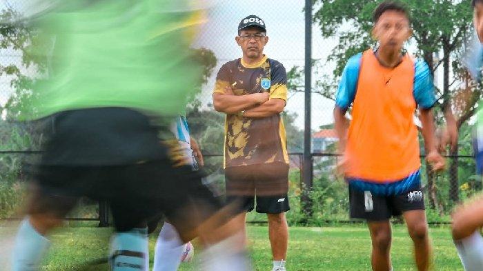 FORMAT BARU LIGA 2 - Aji Santoso, pelatih Persela saat memantau seleksi pemain untuk persiapan musim 2025/2026 di Lapangan Gajah Mada, Lamongan.