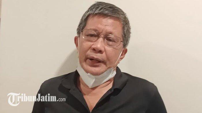 Akademisi yang juga pengamat politik, Rocky Gerung saat ditemui di Surabaya, Minggu (13/11/2022) malam.
