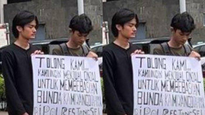 NEKAT JUAL GINJAL - Dua remaja menggelar aksi membentangkan poster jual ginjal di Bundaran HI, Menteng, Jakarta Pusat, Kamis (20/3/2025). Kini akhirnya mereka bisa kembali berkumpul bersama sang ibu, yang sempat dipenjara karena laporan saudara.
