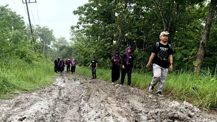 Akses Jalan Menuju Dusun Kedungdendeng Desa Jipurapah Kecamatan Plandaan Jombang yang Berlumpur