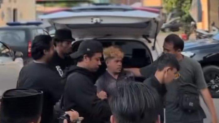 Anggota Satreskrim Polres Sampang saat mengamankan ke dua tersangka spesialis curanmor di Kabupaten Sampang, Madura.