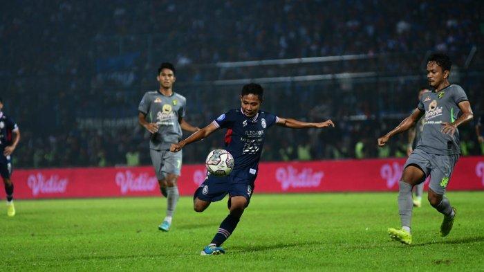 Aksi Evan Dimas saat bertanding melawan Persebaya Surabaya dalam lanjutan Liga 1 musim 2022/2023 pada 1 Oktober 2022.