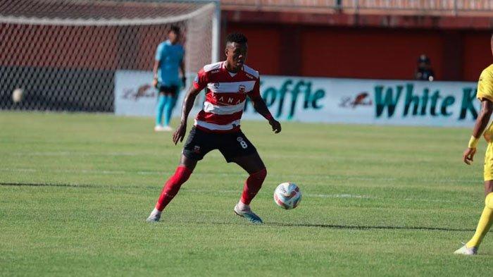 Aksi Gelandang Madura United, Hugo Gomes dos Santos Silva.