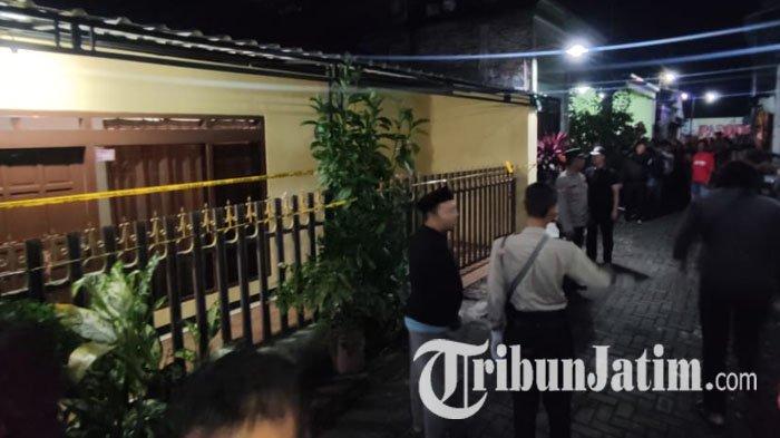 Aksi dugaan perampokan dan pembunuhan di Desa Mangliawan, Kecamatan Pakis, Kabupaten Malang, saat waktu salat tarawih, gegerkan warga, Jumat (22/3/2024). Rumah yang mengalami perampokan tersebut sudah diberi garis polisi.