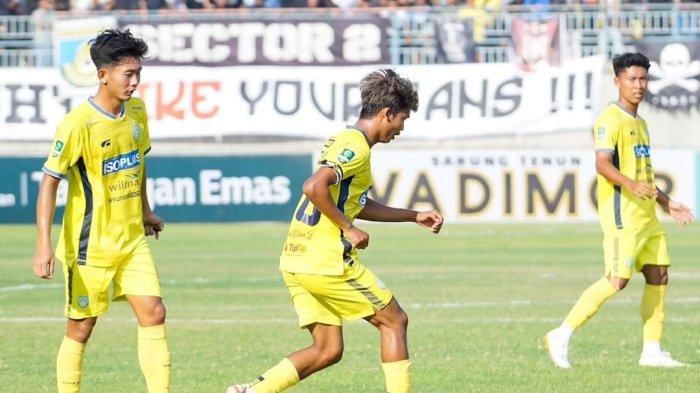 Aksi pemain Gresik United di Stadion Gelora Joko Samudro, Gresik. Laga melawan Persela ditunda hingga tanggal 6 Desember 2023 mendatang.