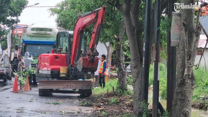 Alat berat tiba di jalan KH Syafii, Manyar, Gresik, Rabu (15/1/2025).