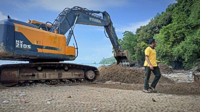 Alat berat yang dikerahkan Pokdarwis Pantai Gemah membersihkan sampah di pantai sepanjang 2 Km.