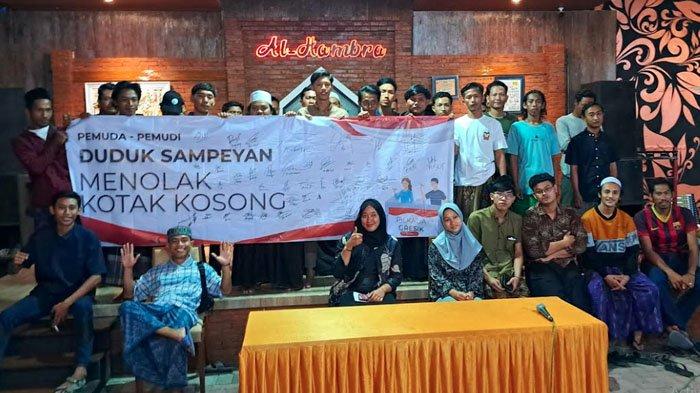 Puluhan generasi milenial yang tergabung dalam Aliansi Pemuda Pemudi Duduksampeyan Gresik menggelar deklarasi menolak memilih kotak kosong pada Pilkada Gresik 2024, di Al-Hambra Resto N Fishing Duduksampeyan, Gresik, Rabu (16/10/2024) malam.