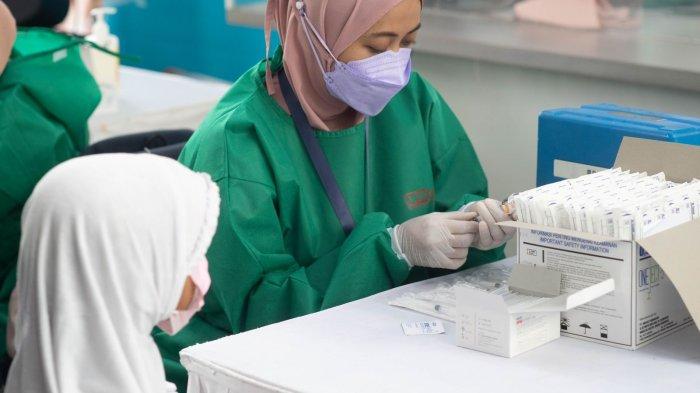 Ilustrasi perawat saat akan memberikan suntikan vaksin Covid-19 pada pasien