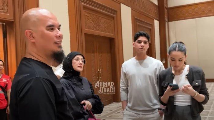 VENUE PERNIKAHAN - Musisi Ahmad Dhani tengah mengecek lokasi venue pernikahan Al Ghazali dengan Alyssa Daguise. Dhani ingin pajang foto raja. Ekpresi Alyssa pun disoroti.