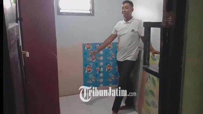 Anak pemilik kos, Muhammad Zainuddin Zidan (23) saat menunjukkan kamar kos yang disulap oleh penghuninya menjadi kolam pembibitan lobster. Dan saat ini, kamar tersebut telah dibersihkan.