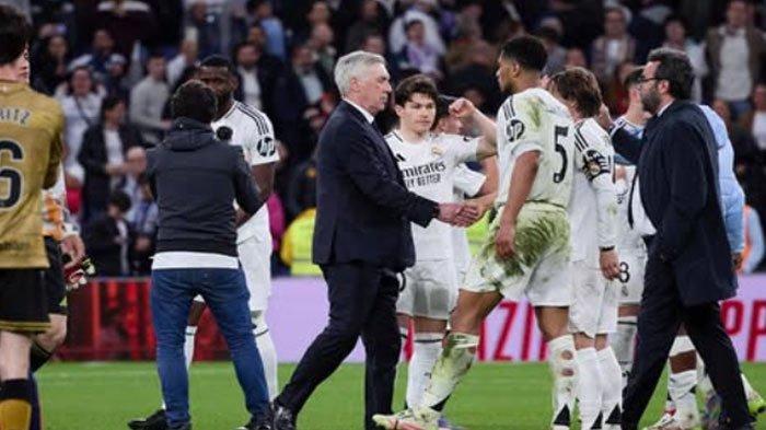 MASA DEPAN - Pelatih Real Madrid, Carlo Ancelotti menyalami pemain bintang asal Inggris, Jude Bellingham. Ancelotti bicara soal masa depannya di kubu Los Blancos usai menderita kekalahan dari Arsenal, Rabu (16/4/2025).