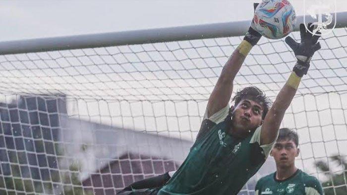Andhika Ramadhani, salah satu kiper Persebaya saat menjalani latihan tim jelang menghadapi laga Persebaya vs PSIS Semarang, 2024.