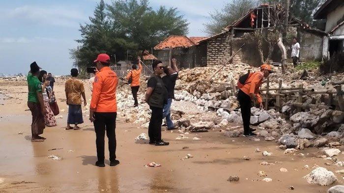 Anggota BPBD Sampang saat meninjau ke lokasi tanggul jebol akibat banjir rob, Senin (06/01/2025).