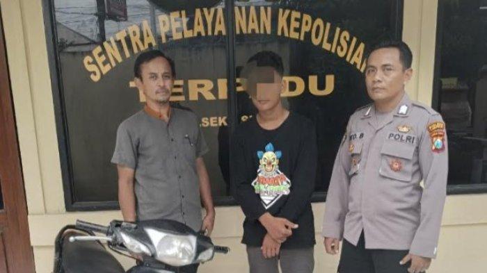 TERSANGKA MI - Anggota Polsek Sugio mengamankan seorang penjambret yang diketahui masih dibawah umur. Tersangka baru keluar dari program rehabilitasi karena kasus serupa, Rabu (14/5/2025)