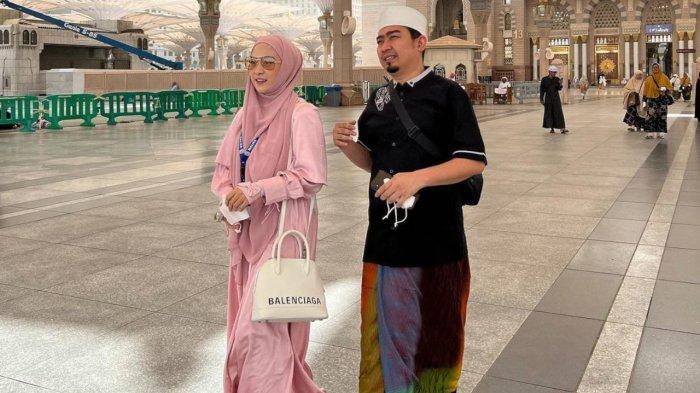 April Jasmine pamer foto spesial bersama sang suami, Ustaz Solmed, usai tersiar kabar soal kekayaannya yang diduga dipantau Ditjen Pajak. Sementara itu, Ustaz Solmed juga agaknya bersikap santai dan memberikan reaksi tak terduga terkait Ditjen Pajak.