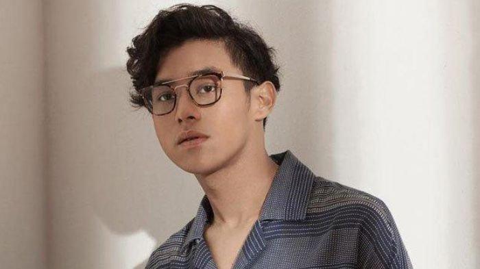 PENYESALAN ARDHITO - Ardhito Pramono menyesal ceraikan istri demi kekasih gelapnya. Kini sering nangis berharap kembali bersama dengan Jeanneta Sanfadelia.