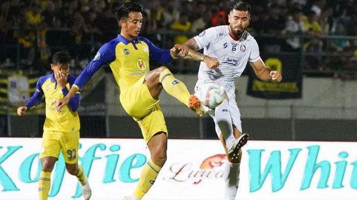 Arema FC kembali mengalami nasib sial dalam lanjutan kompetisi Liga 1 2023-2024 Barito Putera vs Arema FC. Singo Edan menelan kekalahan 0-1, saat bertandang ke markas Barito Putera pada Minggu (17/12/2023).