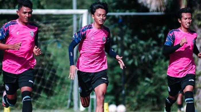 LATIHAN - Arema FC terus meningkatkan intensitas latihan di Lapangan Universitas Brawijaya Malang pada Rabu (18/6/2025). Latihan tersebut sebagai persiapan hadapi Piala Presiden 2025.