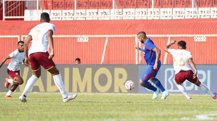 Arema FC harus menelan pil pahit setelah kalah 0-2 dari Borneo FC pada pekan kedua kompetisi Liga 1 2024/2025, di Stadion Soepriadi Blitar, Jawa Timur, Sabtu (17/8/2024).