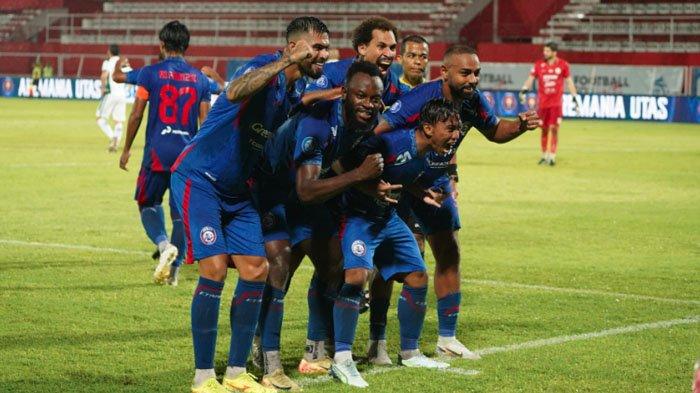 SELEBRASI - Pemain Arema FC saat melakukan selebrasi usai meraih kemenangan dengan skor telak 6-2 atas PSS Sleman pada pekan 23 Liga 1 2024/2025 di Stadion Soepriadi Blitar, Jawa Timur, Senin (17/2/2025). Kemenangan ini membuat Arema FC memperketat persaingan di papan tengah dengan bertengger di urutan 7 klasemen sementara Liga 1 dengan raihan 35 poin.