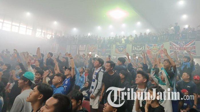 Aremania memadati Gedung Kesenian Gajayana Malang yang menjadi lokasi nonton bareng Persebaya vs Arema FC, Sabtu (7/12/2024).