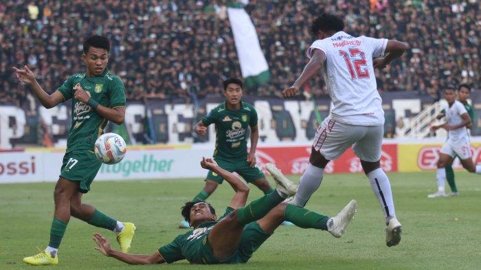 Arief Catur (tengah) berjibaku dengan pemain Arema FC di Stadion GBT (23/9/2023).