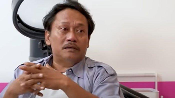 MASA LALU - Komika Arief Didu menangis ceritakan kisah hidupnya. Ia dulu pernah ngutang untuk beli 1 popok bayi, Kamis (17/4/2025).