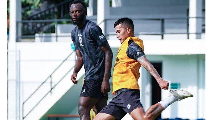 Ariel Lucero (rompi kuning) saat menendang bola dalam sesi latihan tim Arema FC di Bali, 2023.