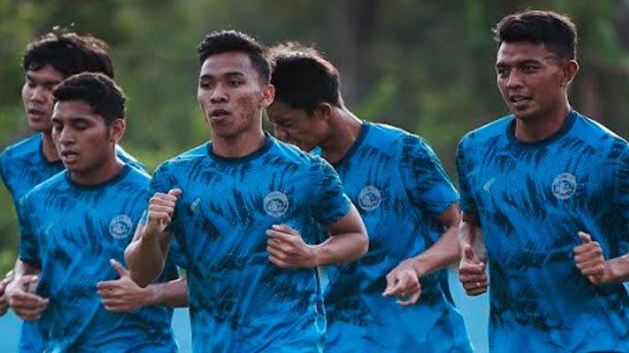 Arkhan Fikri, Dedik Setiawan bersama para pemain Arema FC saat menjalani latihan di lapangan ARG Soccer Field Lawang pada Rabu (2/10/2024).