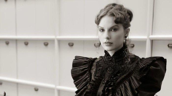 Taylor Swift dan Post Malone berkolaborasi dalam lagu 'Fortnight'. Minggu (21/4/2024), video musik Fortnight tengah trending di YouTube.